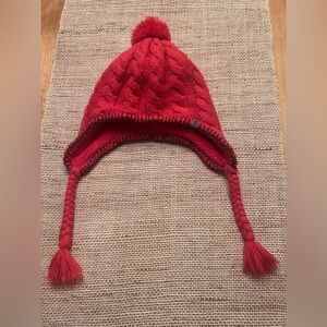 The North Face Girls Cable Knit w/Fleece Lining Hat in Coral. Size is One Size